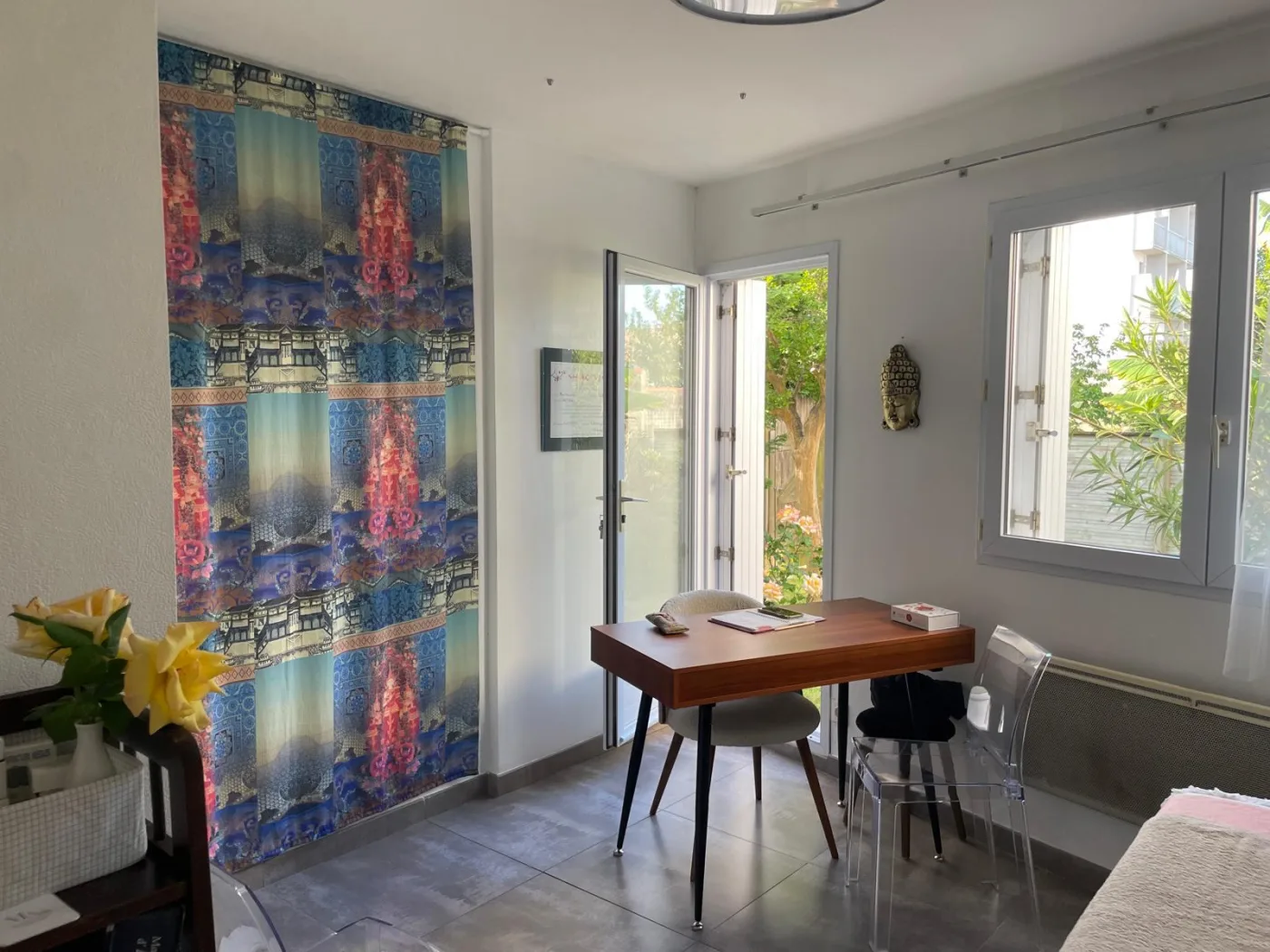 Bureau d'accueil du Cabinet des Roses avec tenture chinoise et bouddha