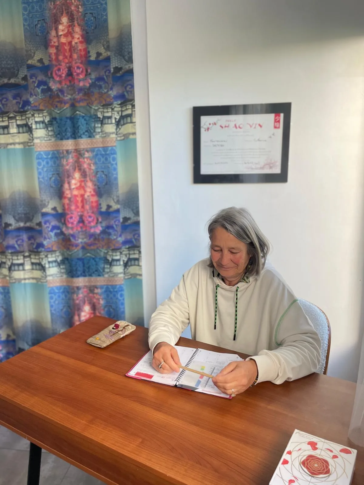 Catherine Fonteneau consultant ses notes au bureau